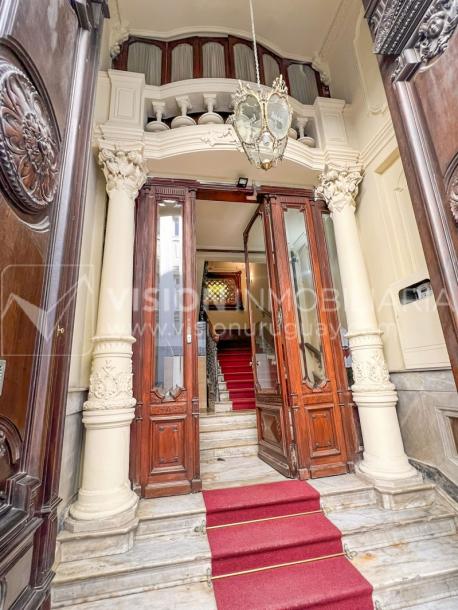 Oportunidad de Inversión: Venta de Mansión de 1905 de prestancia Señorial. Son 676 m2 en 2 plantas. Inmaculada, gran nivel. Amueblada. Ciudad Vieja. Terreno de 393 m2. Fachada de 10,5 mts. por calle Misiones. Protección Patrimonial grado 3 - U$ 507.1-9