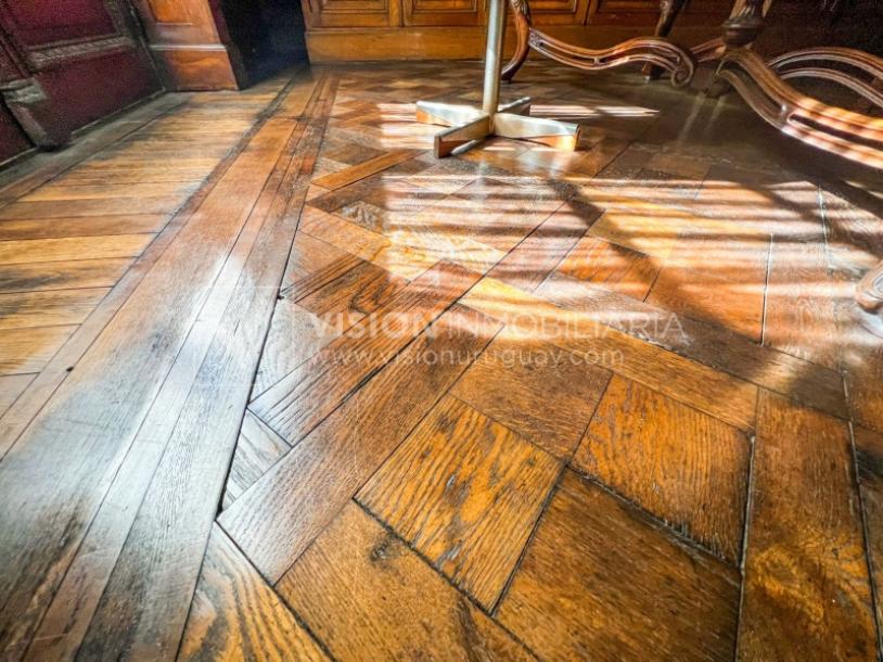 Venta de Palacete: Mansión señorial de 1913 de 690 m2 interiores y 224 de terrazas; 4 plantas, una reciclada inmaculada de gran nivel, completamente Amueblada. Ciudad Vieja. Inversión: U$ 400.000 dólares-50