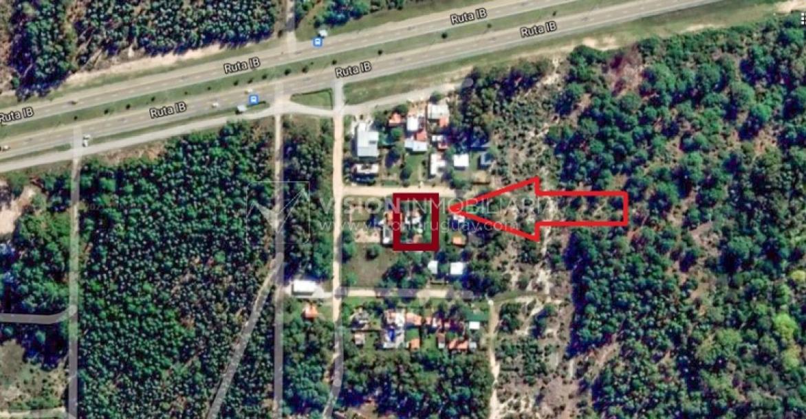 Casa moderna 2 dorm, 2 baños, 409 m2 terreno y 157m2 construidos, Fortin de Santa Rosa, con buen fondo y barbacoa, Garaje.-55