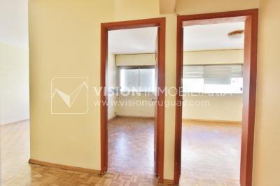 Excelente Apartamento en Pocitos, Pagola casi Rambla; 3 dormitorios y 2 baños, cocina definida. Con Garaje.