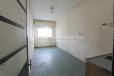 Padrón único de 641m2 en Pocitos con Casa de 13 ambientes, 302m2 construidos.