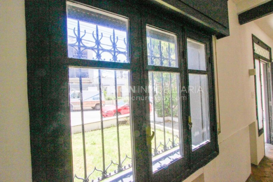 Padrón Único de 280 m2 en Punta Carretas a 50 mts. de Rambla. 132 m2 construidos. Ideal para proyectar su casa, edificio de 3 o 4 pisos, empresa, local gastronómico o restaurante, clínica, instituto u otro. Originalmente 2 dorm y 2 baños, garaje, pat-13