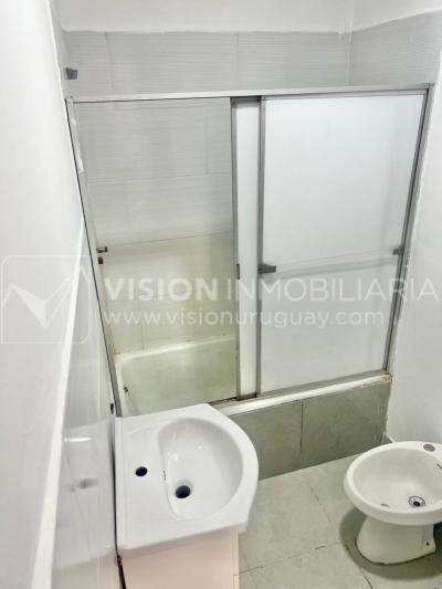 Apartamento Duplex en Venta ideal Renta. Al frente, 4 Dormitorios y 2 Baños, La Unión sobre Av. 8 de Octubre, Piso 1 por escalera, reciclado, impecable para entrar ya. 204 m2 totales 111 m2 interiores + 93 m2 Terrazas. Parrillero.