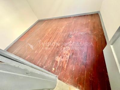 Apartamento Duplex en Venta ideal Renta. Al frente, 4 Dormitorios y 2 Baños, La Unión sobre Av. 8 de Octubre, Piso 1 por escalera, reciclado, impecable para entrar ya. 204 m2 totales 111 m2 interiores + 93 m2 Terrazas. Parrillero.