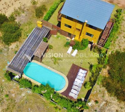 Espectacular Casa en Punta del Diablo a pasos del mar; piscina climatizada, barbacoa, chillout.