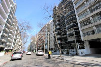 Apartamento al Frente de 1 Dormitorio y 1 Baño, impecable, Pocitos