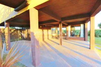 Espectacular Casa en Punta del Diablo a pasos del mar; piscina climatizada, barbacoa, chillout.