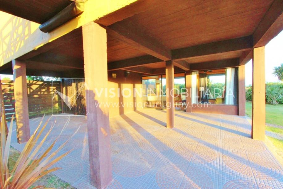 Espectacular Casa en Punta del Diablo a pasos del mar; piscina climatizada, barbacoa, chillout.-19