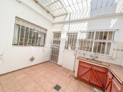 Casa en Venta de 3 Dormitorios, 2 Baños, Garaje, Jardín y Patio. 130 m2 construidos en Propiedad Horizontal -padrón de 290 m2-, en Malvín Sur a 50 mts. de Plaza Italia. U$ 220.000