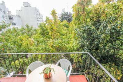 Apartamento en Pocitos, 2 dormitorios y 1 baño, Al Frente, 400 mts de Rambla, con Estufa a Leña y con Balcón - U$ 175.000