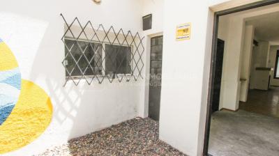 Padrón Único de 280 m2 en Punta Carretas a 50 mts. de Rambla. 132 m2 construidos. Ideal para proyectar su casa, edificio de 3 o 4 pisos, empresa, local gastronómico o restaurante, clínica, instituto u otro. Originalmente 2 dorm y 2 baños, garaje, pat