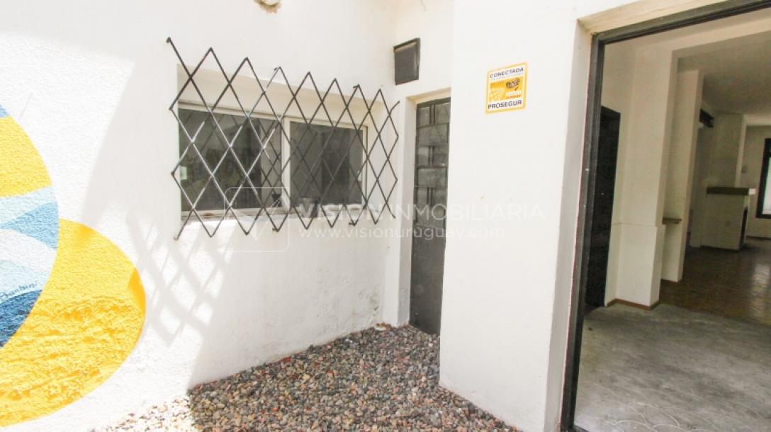 Padrón Único de 280 m2 en Punta Carretas a 50 mts. de Rambla. 132 m2 construidos. Ideal para proyectar su casa, edificio de 3 o 4 pisos, empresa, local gastronómico o restaurante, clínica, instituto u otro. Originalmente 2 dorm y 2 baños, garaje, pat-24