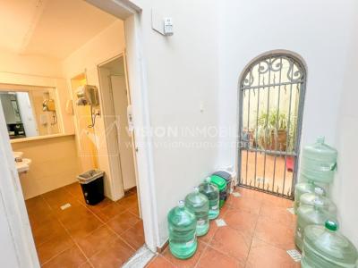 Oportunidad de Inversión: Venta de Mansión de 1905 de prestancia Señorial. Son 676 m2 en 2 plantas. Inmaculada, gran nivel. Amueblada. Ciudad Vieja. Terreno de 393 m2. Fachada de 10,5 mts. por calle Misiones. Protección Patrimonial grado 3 - U$ 507.1