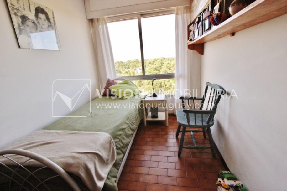 Apartamento en piso alto, 2 dorm. y servicio, muy amplios ambientes 118m2 con amenities y gran confort.-57