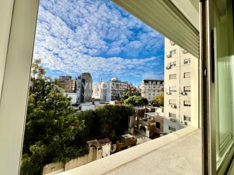 Apartamento en Venta en Pocitos / Punta Carretas.  Bajó de Precio!!  2 Dormitorios, uno en Suite con Vestidor.  2 Baños, Balcón, terminaciones Premium.  Se vende Amueblado. Tiene cómodo Garaje para 1 auto.  Piso 4 al frente.  Amenities: Barbacoa y Gy-50