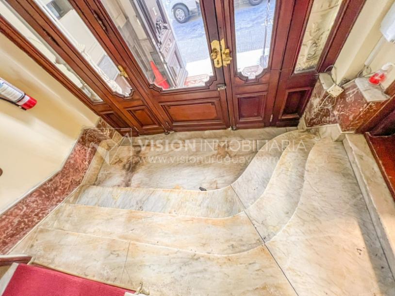 Oportunidad de Inversión: Venta de Mansión de 1905 de prestancia Señorial. Son 676 m2 en 2 plantas. Inmaculada, gran nivel. Amueblada. Ciudad Vieja. Terreno de 393 m2. Fachada de 10,5 mts. por calle Misiones. Protección Patrimonial grado 3 - U$ 507.1-86