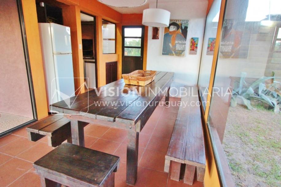 Espectacular Casa en Punta del Diablo a pasos del mar; piscina climatizada, barbacoa, chillout.-98