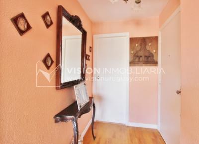 Apartamento con Renta al frente sobre Av. 8 de Octubre casi Propios, en 5to Piso, 3 dormitorios y 1 baño, impecable