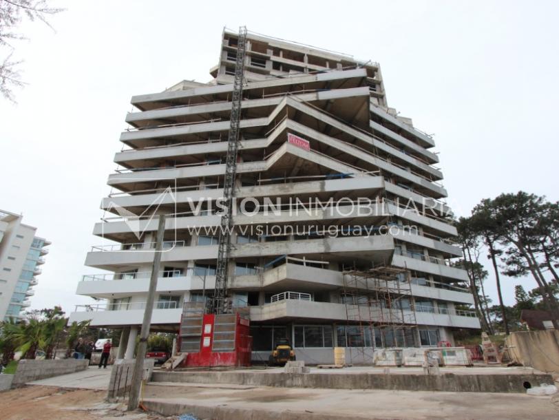Exclusivo apartamento de 2 dormitorios en Av. Roosevelt Punta del Este-7