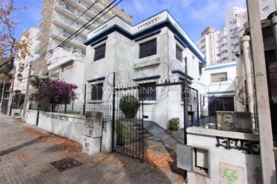 Padrón único de 641m2 en Pocitos con Casa de 13 ambientes, 302m2 construidos.