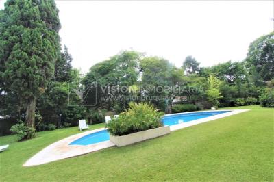 Alquile U$S 3.900 /mes - Distinguido Apartamento en Carrasco de 234 m2, 4 Dormitorios más Servicio, 2 Garajes.