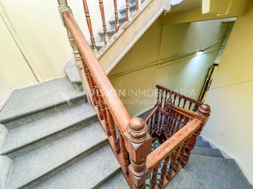 Oportunidad de Inversión: Venta de Mansión de 1905 de prestancia Señorial. Son 676 m2 en 2 plantas. Inmaculada, gran nivel. Amueblada. Ciudad Vieja. Terreno de 393 m2. Fachada de 10,5 mts. por calle Misiones. Protección Patrimonial grado 3 - U$ 507.1-67