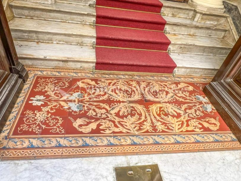 Oportunidad de Inversión: Venta de Mansión de 1905 de prestancia Señorial. Son 676 m2 en 2 plantas. Inmaculada, gran nivel. Amueblada. Ciudad Vieja. Terreno de 393 m2. Fachada de 10,5 mts. por calle Misiones. Protección Patrimonial grado 3 - U$ 507.1-8