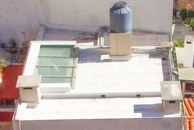 Casa inmaculada, reciclaje gran nivel, diseño y confort, Padrón Único, Punta Carretas; 3 dorm y 3 baños, barbacoa cerrada y terraza al frente, patio interior, 202 m2 construidos. A 20 mts. de Rambla, vista lateral al mar.