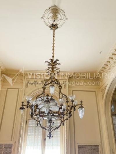 Venta de Palacete: Mansión señorial de 1913 de 690 m2 interiores y 224 de terrazas; 4 plantas, una reciclada inmaculada de gran nivel, completamente Amueblada. Ciudad Vieja. Inversión: U$ 400.000 dólares