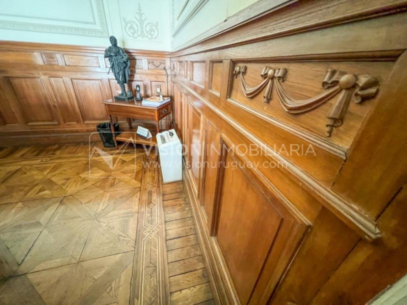 Venta de Palacete: Mansión señorial de 1913 de 690 m2 interiores y 224 de terrazas; 4 plantas, una reciclada inmaculada de gran nivel, completamente Amueblada. Ciudad Vieja. Inversión: U$ 400.000 dólares-19