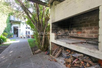 Casa de diseño, Padrón Único, Pocitos; 2 dorm en Suite, enorme salón doble altura, terreno 219 m2 con buen fondo y parrillero, 203 m2 construidos, Garaje.