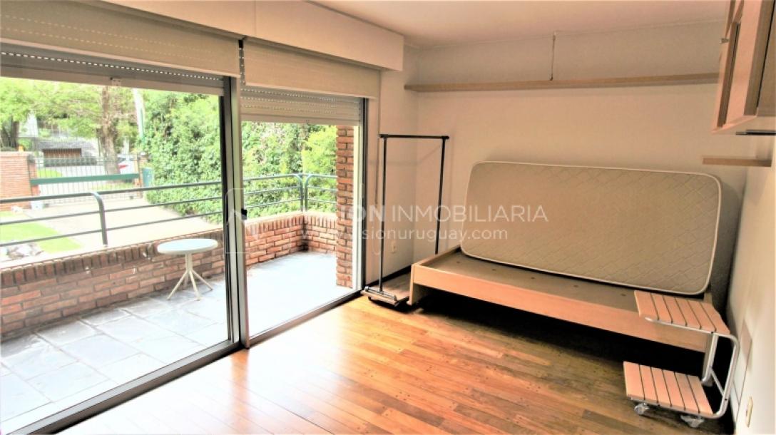 Alquile U$S 3.900 /mes - Distinguido Apartamento en Carrasco de 234 m2, 4 Dormitorios más Servicio, 2 Garajes.-17