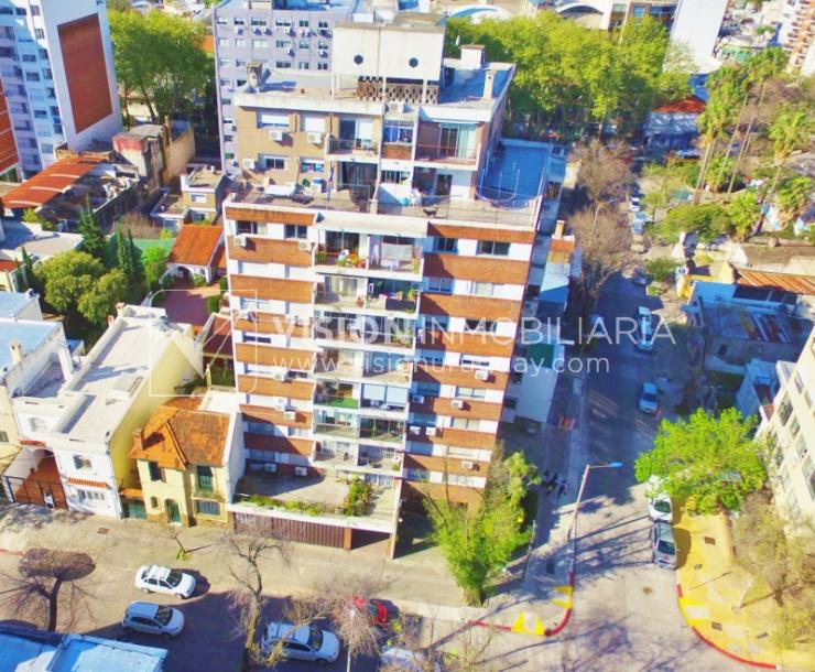 Acogedor apartamento en Pocitos, 3 dormitorios y 2 baños, cocina definida, todo al frente.-47