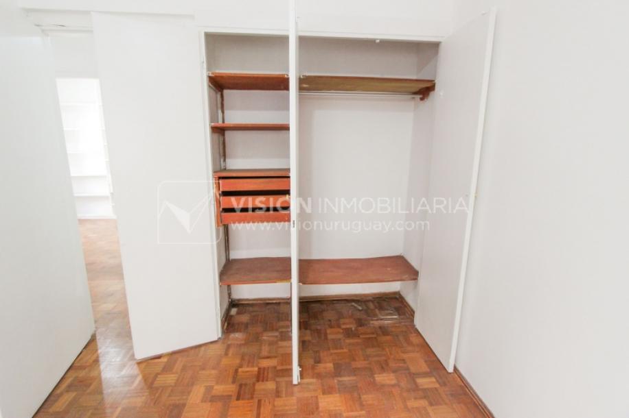 Apto Pocitos esq. Rambla, 3 Dorm 2 Baños, Cocina definida, 2do Piso al Frente, Garaje.-18