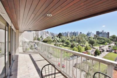 Alquila Apto. de 200m2 sobre el Parque Villa Biarritz, 3 dorm+servicio, garaje