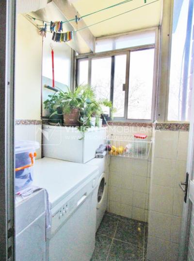 Apartamento con Renta al frente sobre Av. 8 de Octubre casi Propios, en 5to Piso, 3 dormitorios y 1 baño, impecable