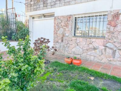 Casa en Venta de 3 Dormitorios, 2 Baños, Garaje, Jardín y Patio. 130 m2 construidos en Propiedad Horizontal -padrón de 290 m2-, en Malvín Sur a 50 mts. de Plaza Italia. U$ 220.000