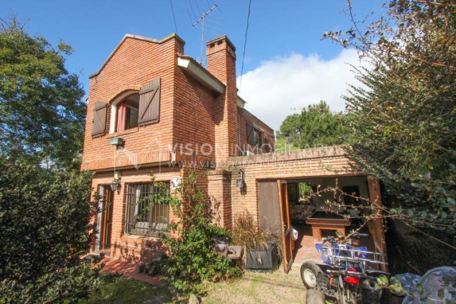 Casa moderna 2 dorm, 2 baños, 409 m2 terreno y 157m2 construidos, Fortin de Santa Rosa, con buen fondo y barbacoa, Garaje.-1