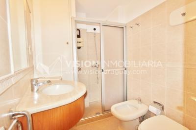 Acogedor apartamento en Pocitos, 3 dormitorios y 2 baños, cocina definida, todo al frente.