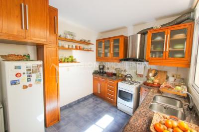 Casa inmaculada, reciclaje gran nivel, diseño y confort, Padrón Único, Punta Carretas; 3 dorm y 3 baños, barbacoa cerrada y terraza al frente, patio interior, 202 m2 construidos. A 20 mts. de Rambla, vista lateral al mar.