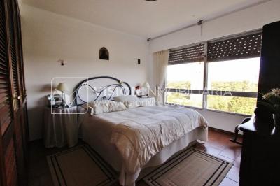 Apartamento en piso alto, 2 dorm. y servicio, muy amplios ambientes 118m2 con amenities y gran confort.