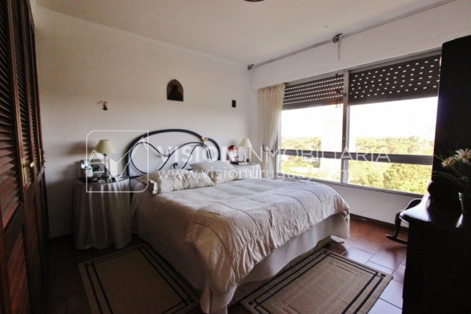 Apartamento en piso alto, 2 dorm. y servicio, muy amplios ambientes 118m2 con amenities y gran confort.-36