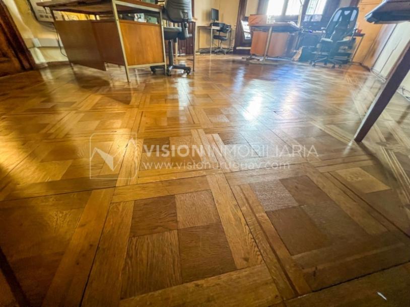 Venta de Palacete: Mansión señorial de 1913 de 690 m2 interiores y 224 de terrazas; 4 plantas, una reciclada inmaculada de gran nivel, completamente Amueblada. Ciudad Vieja. Inversión: U$ 400.000 dólares-35