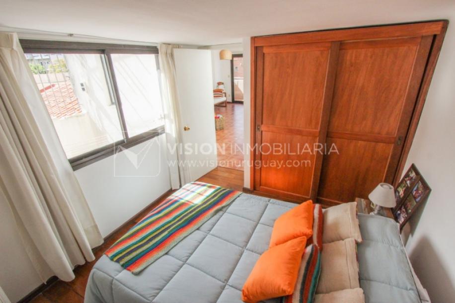 Casa inmaculada, reciclaje gran nivel, diseño y confort, Padrón Único, Punta Carretas; 3 dorm y 3 baños, barbacoa cerrada y terraza al frente, patio interior, 202 m2 construidos. A 20 mts. de Rambla, vista lateral al mar.-88