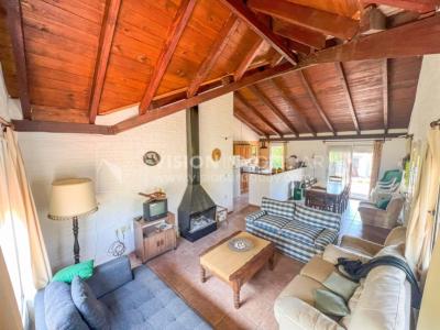 Venta de Casa en Santa Lucia del Este: 2 Dorm. y Baño, más Apto. 1 Dorm. y Baño. Estufa a Leña, Parrillero, Jardín, Fondo, Cochera Porsche, Cerco. 554 m2 de Terreno, 125 m2 construidos. a 150 mts de la Rambla. Se vende Totalmente Amueblada y Equipada