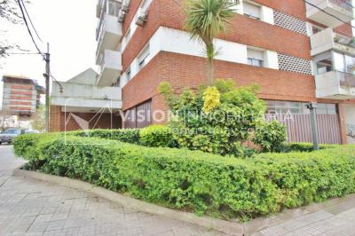 Acogedor apartamento en Pocitos, 3 dormitorios y 2 baños, cocina definida, todo al frente.