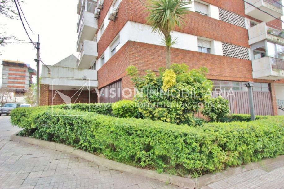 Acogedor apartamento en Pocitos, 3 dormitorios y 2 baños, cocina definida, todo al frente.-2