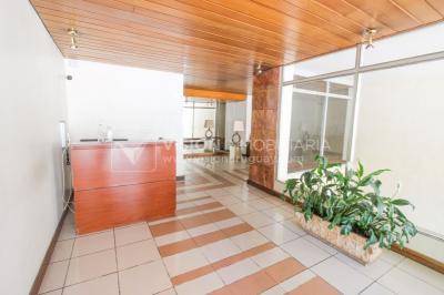 Apto Pocitos esq. Rambla, 3 Dorm 2 Baños, Cocina definida, 2do Piso al Frente, Garaje.