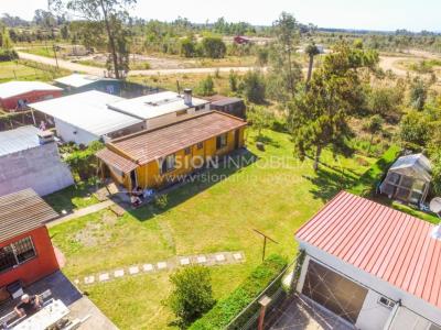 Venta conjunta de Dos Casas independientes en un gran terreno de 622 m2, una de 2 Dormitorios y 1 Baño, la otra de 1 Dormitorio y 1 Baño, Parrillero, Garaje. Barrio Español del balneario Atlántida, 8 cuadras al Norte de la Interbalnearia por Ruta 11.