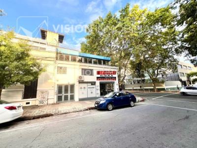 Oportunidad Alquiler de Local Comercial en la Esquina de Av Gral Rivera y Mario Cassinoni casi Bvar Artigas. $100.000 pesos mensuales, sin GC. Son 95 m2, Planta Baja.